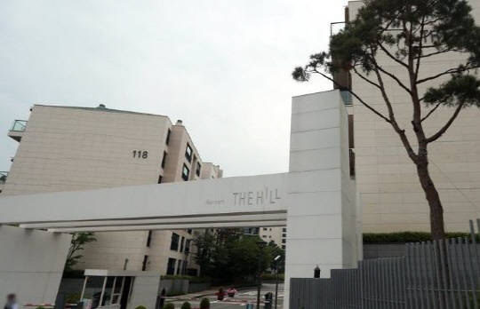 서울 용산구 소재 고급주택 '한남더힐' 정문. [연합뉴스]